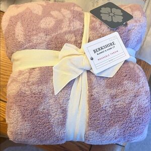 Berkshire Wearable Throw Blanket - Soft Pink💕